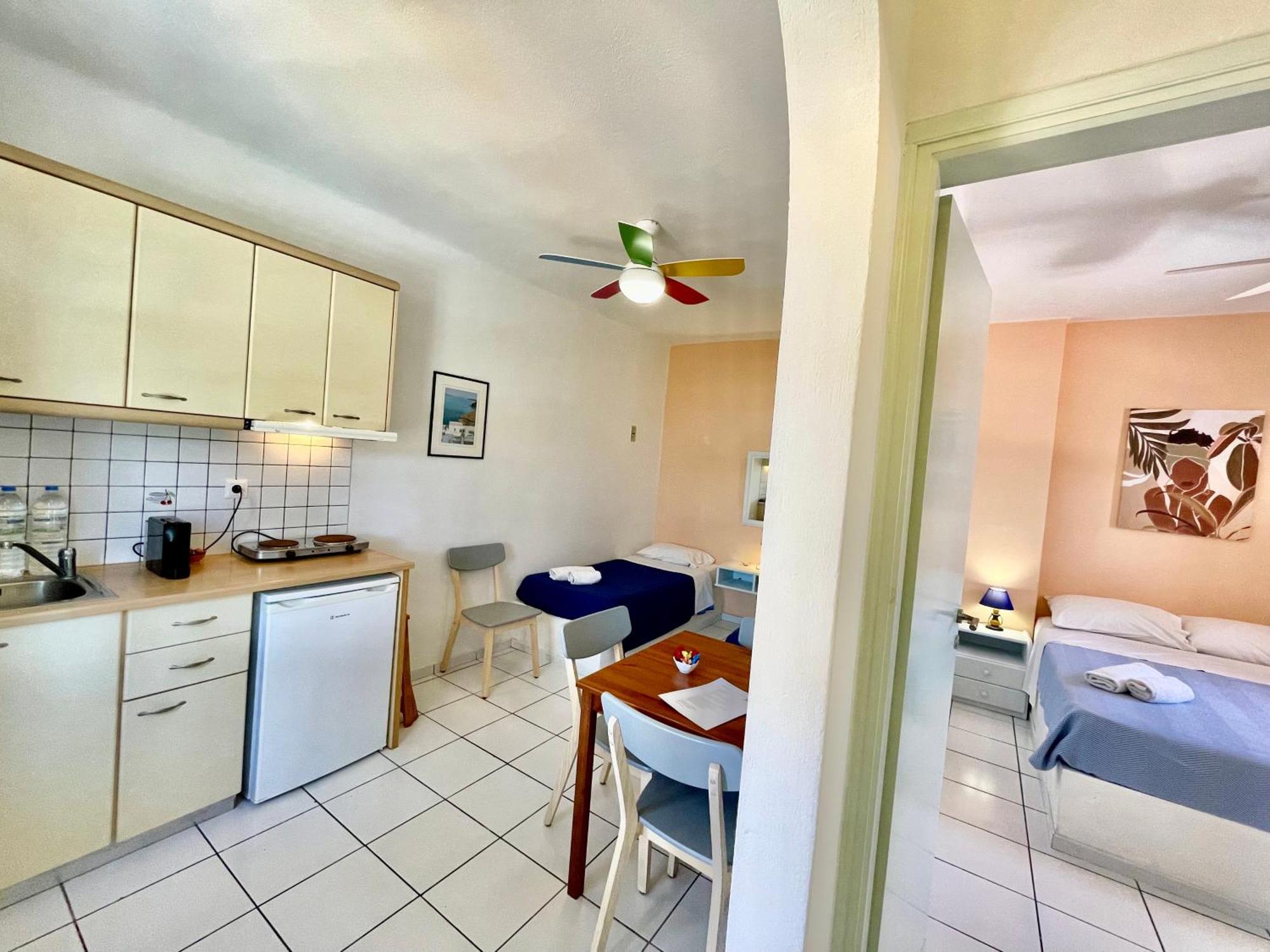 Asterias Mini Coastal Apartments 佩里沃罗 外观 照片